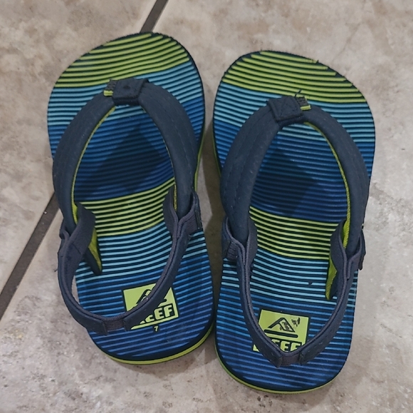 Reef Kids' Navy and Lime Sandals - Picture 3 of 4